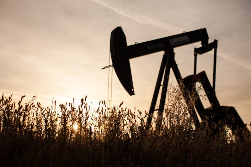 Oil rig in San Ardo oilfield by Drew Bird
