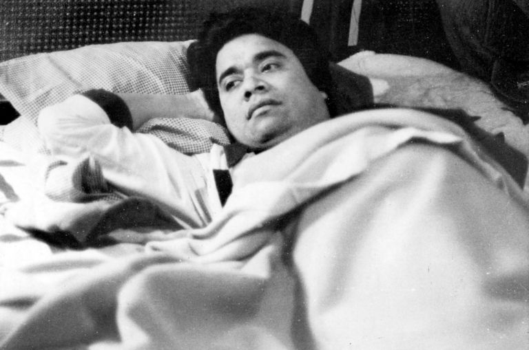 El vocero de la iglesia católica y brazo derecho del obispo Miguel Obando Bravo, convalece en su cama después de ser golpeado y exhibido desnudo ante la televisión estatal sandinista. LA PRENSA/ ARCHIVO