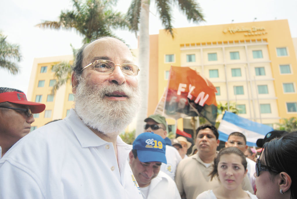 Rafael Solís se estrenó como dirigente de turbas, causando destrozos en el hotel Holiday Inn. LA PRENSA/ MANUEL ESQUIVEL