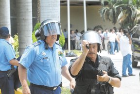 Los policías se vieron reducidos al ridículo, obligados por sus jefes a proteger a los agresores que destruían todo a su paso. LA PRENSA/ MANUEL ESQUIVEL