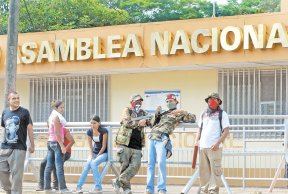 Las turbas de delincuentes del FSLN se concentraron en el sector de la Asamblea Nacional. LA PRENSA/ ARCHIVO