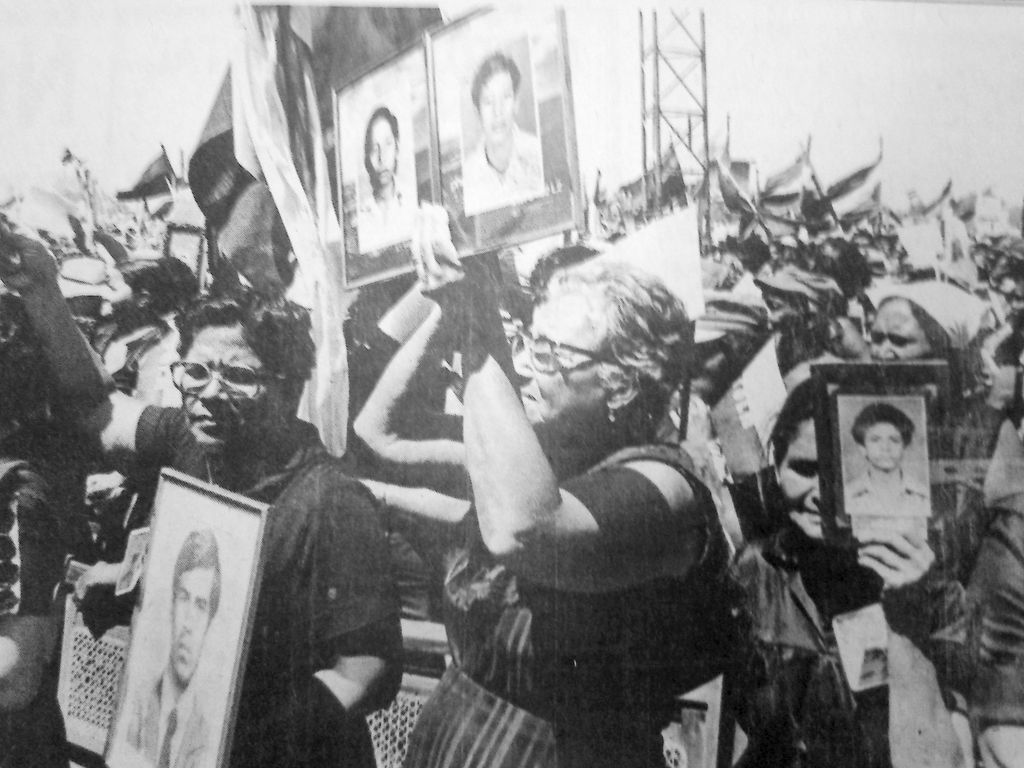 Madres de caídos en San José de las Mulas y en otros frentes de guerra mientras le piden una oración al papa Juan Pablo Segundo. LA PRENSA/ REPRODUCCIÓN/ DIARIO BARRICADA