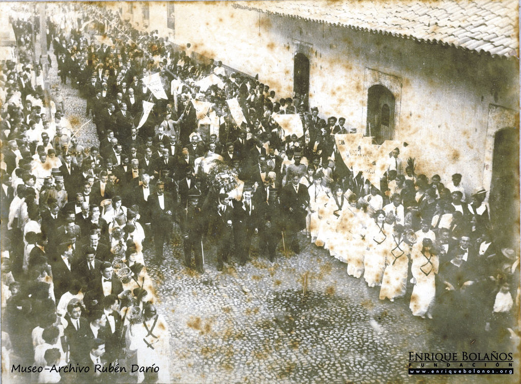 El funeral de Rubén Darío inundó de gente las calles de León. LA PRENSA/ CORTESÍA/ FUNDACIÓN ENRIQUE BOLAÑOS