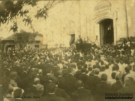 El cuerpo de Rubén Darío ingresando a la Catedral de León. LA PRENSA/ CORTESÍA/ FUNDACIÓN ENRIQUE BOLAÑOS
