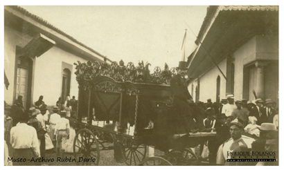 La carroza fúnebre que trasladó el cuerpo, durante los funerales de Rubén Darío en León. LA PRENSA/ CORTESÍA/ FUNDACIÓN ENRIQUE BOLAÑOS
