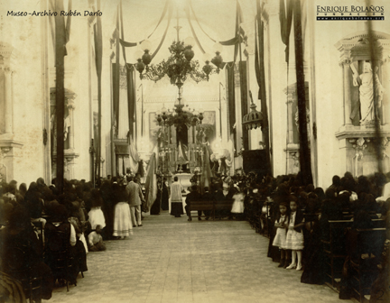 La catedral de León fue el lugar elegido para enterrar los restos de Rubén Darío. Así fue su vela. LA PRENSA/ CORTESÍA/ FUNDACIÓN ENRIQUE BOLAÑOS