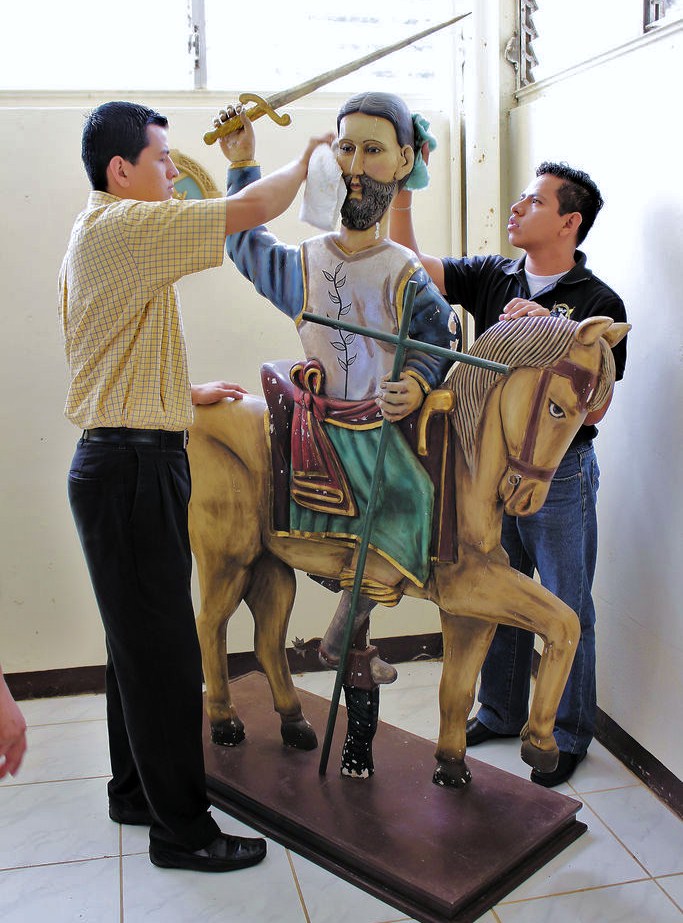 Este retablo de madera de Santiago es la imagen más antigua que se conoce del patrono oficial de Managua. La figura se encuentra en el Seminario Mayor La Purísima. Hasta las primeras décadas del siglo pasado a este apóstol se le celebraba igual que en la fiesta de “Mingo”. LA PRENSA/AMALIA MORALES