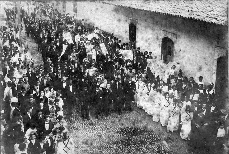 Los apoteósicos funerales de Rubén Darío recorrió las calles de León. Miles se unieron. LA PRENSA/ CORTESÍA/ ARCHIVO