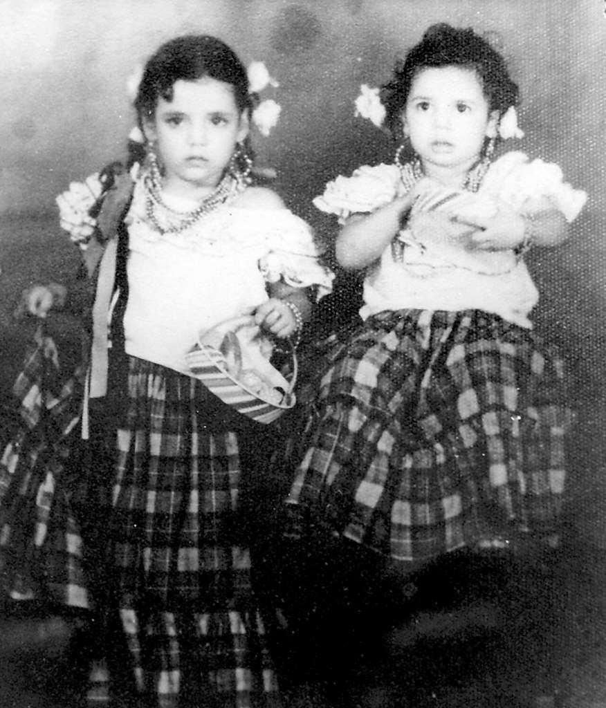 De niña, Rosario Murillo a la izquierda, vestida de huipil. LA PRENSA/ Archivo