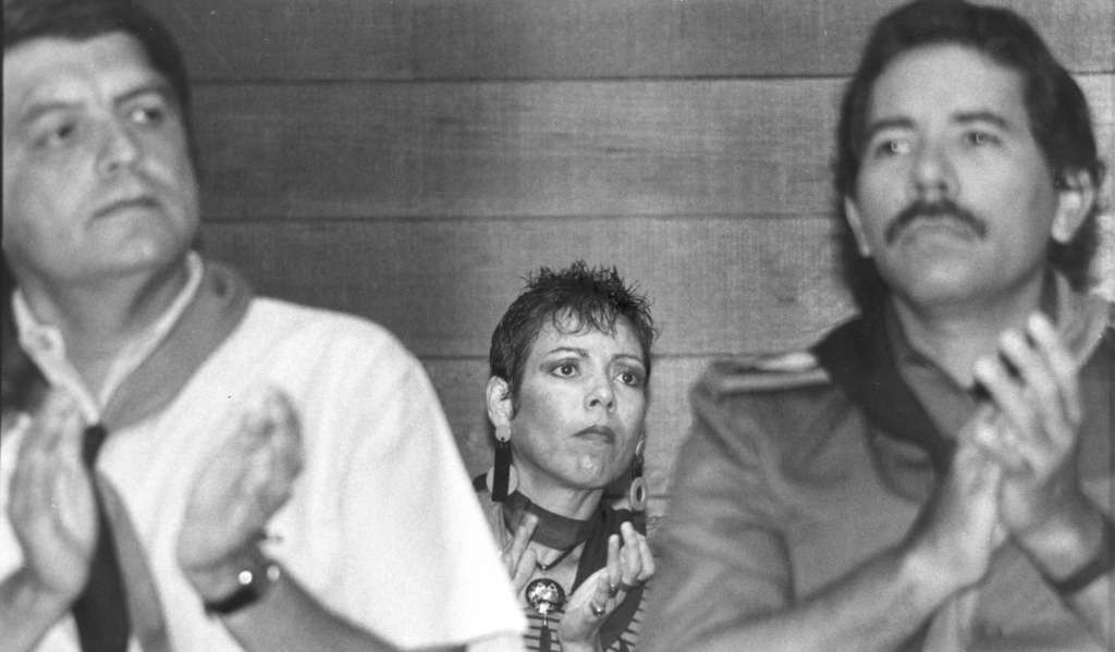 De izquierda a derecha: Sergio Ramírez Mercado, Rosario Murillo y Daniel Ortega, el 24 de septiembre de 1989 en la convención sandinista en la que se eligió a Ortega y Ramírez como candidatos para las elecciones de 1990. LA PRENSA/Archivo.