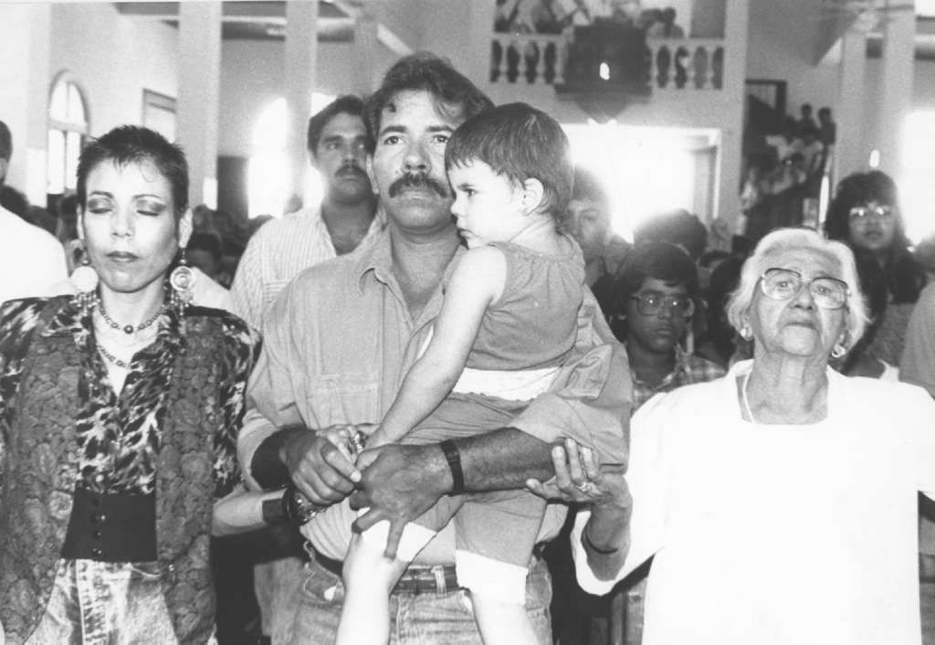 Rosario Murillo junto a Daniel Ortega y Lidia en una misa ofrecida por el Cardenal Obando. LA PRENSA/ Archivo