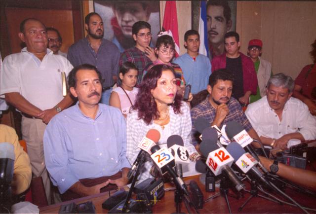 Rosario Murillo y Daniel Ortega junto a todos sus hijos durante la conferencia de prensa que ofrecieron en 1998 en la que Murillo aseguró que su hija era una mitómana, al acusar a su padrastro, Daniel Ortega, de violación sexual. LA PRENSA/ Archivo.