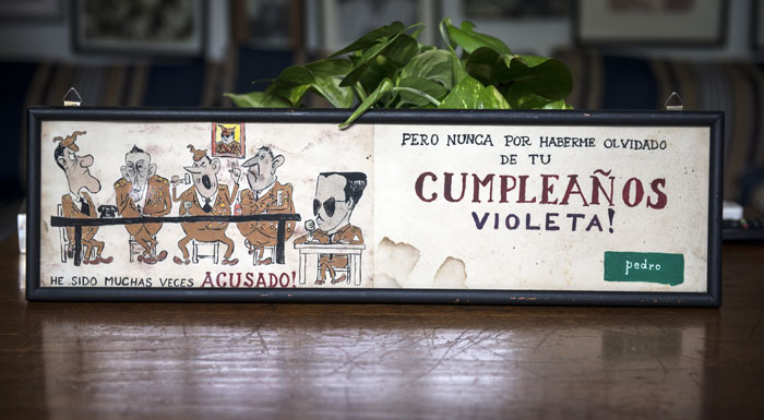 Dibujo de Pedro Joaquín Chamorro para su esposa Violeta Barrios, burlándose del Estado Mayor Somocista y felicitándola a ella. LA PRENSA/ Cortesía familia Chamorro