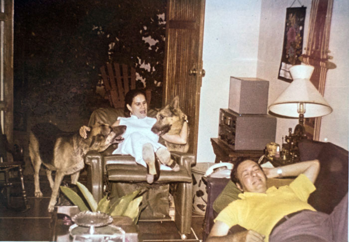 Violeta Barrios de Chamorro, con sus dos pastores alemanes, Katanga y Kazongo, acompañan a Pedro Joaquín en la sala de su hogar. LA PRENSA / Cortesía familia Chamorro.