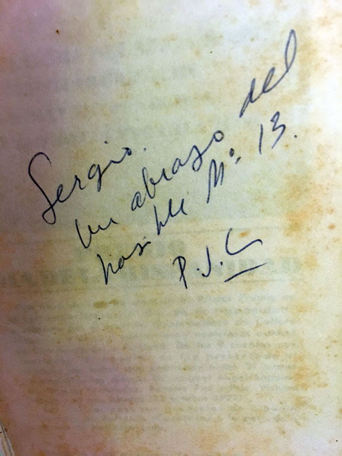 Dedicatoria de Pedro Joaquín Chamorro Cardenal a Sergio Ramírez Mercado: "Sergio, un abrazo del posible número 13 P.J.C.". LA PRENSA / Cortesía de Sergio Ramírez.Dedicatoria de Pedro Joaquín Chamorro Cardenal a Sergio Ramírez Mercado. LA PRENSA / Cortesía de Sergio Ramírez