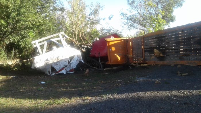 La rastra era conducida por Norwin Berrios quien resultó ileso a pesar quedar atrapado entre los hierros. LAPRENSA/SAÚL MARTÍNEZ