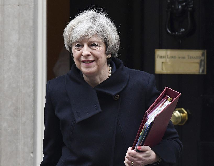 Un fallo de la Corte Suprema ordenó a la primera ministra, Theresa May, presentar el proyecto de ley aprobado este miércoles en primera lectura. LAPRENSA/EFE