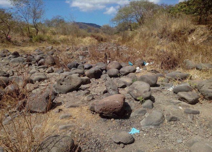 Gran parte del río Estelí luce seca. Donde todavía queda un poco de agua, hay motores para extraerla y utilizarla en el riego de hortalizas. LA PRENSA/R.MORA