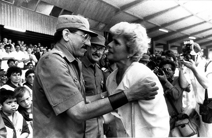 El general Humberto Ortega durante la toma de posesión de doña Violeta Barrios de Chamorro en abril de 1990. Doña Violeta ratificó a en esa ocasión a Ortega como jefe del Ejército. Foto: La Prensa