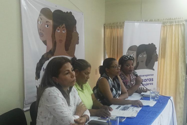 Haydée Castillo, Francisca Ramírez, Lottie Cunningham y Dolene Miller, ayer en una conferencia previa al foro de mujeres en defensa de sus territorios. LA PRENSA/J. FLORES