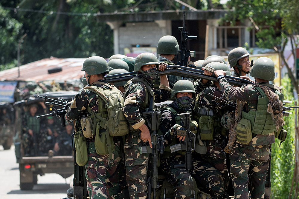 Miembros del Ejército de Filipinas recorren las calles en la ciudad de Marawi, al sur de la isla de Mindanao en Filipinas. LA PRENSA/AFP