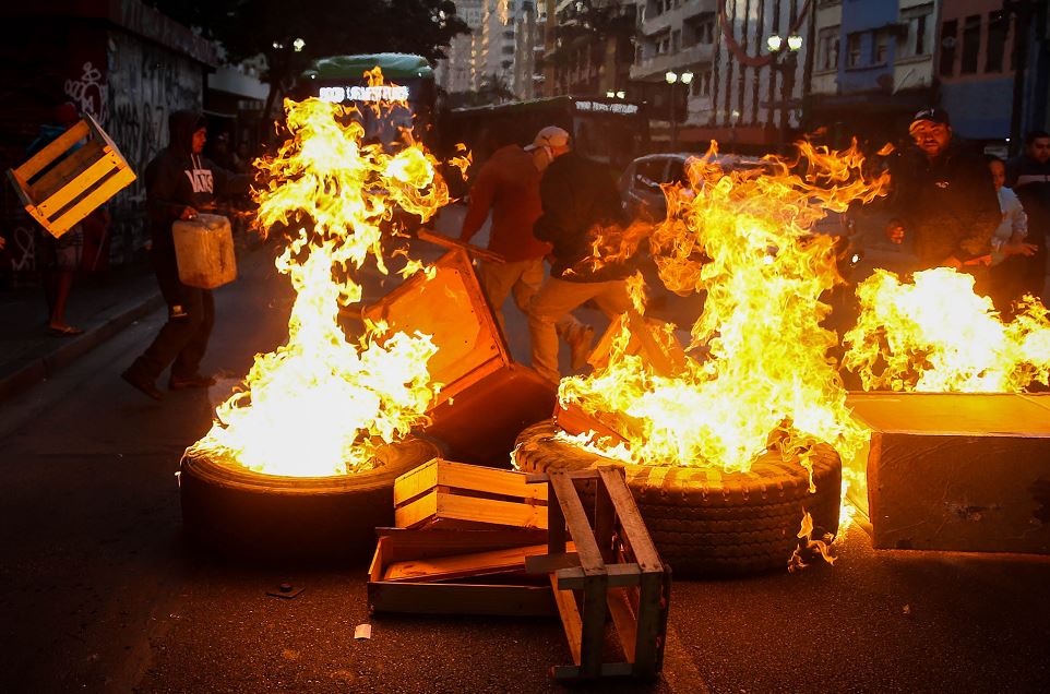Manifestantes bloquean este viernes 30 de junio, las principales avenidas en el centro de Sao Paulo. LA PRENSA/EFE/FERNANDO BIZERRA JR.