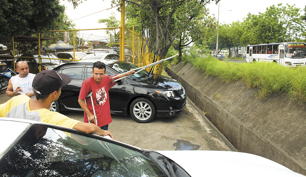 Emmanuel Morales López, único sobreviviente del accidente, en el lugar donde ocurrió el hecho. LA PRENSA/Uriel Molina