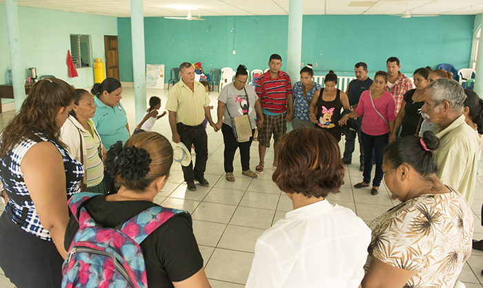 Los círculos de oración son constantes entre los familiares de los 13 marineros desaparecidos a bordo del barco Miss Johana Betsey. LA PRENSA/ URIEL MOLINA