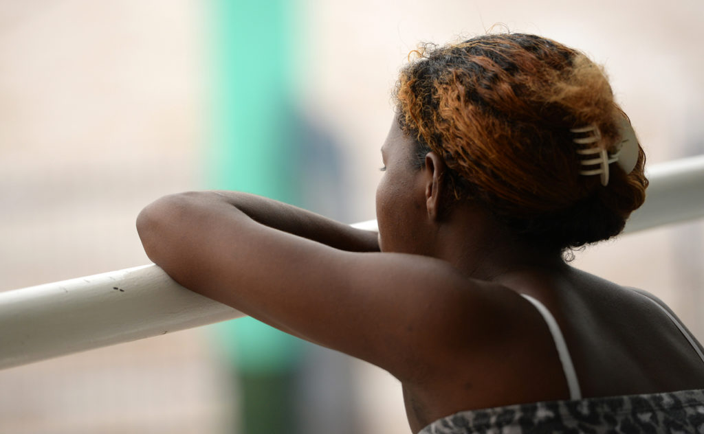 Una familiar de uno de los 13 desaparecidos del barco Miss Johana Betsey espera en el muelle de Bluefields. Los parientes de los marineros extraviados comienzan a desesperarse y este viernes le realizaron fuertes reclamos al dueño del barco. LA PRENSA/ URIEL MOLINA