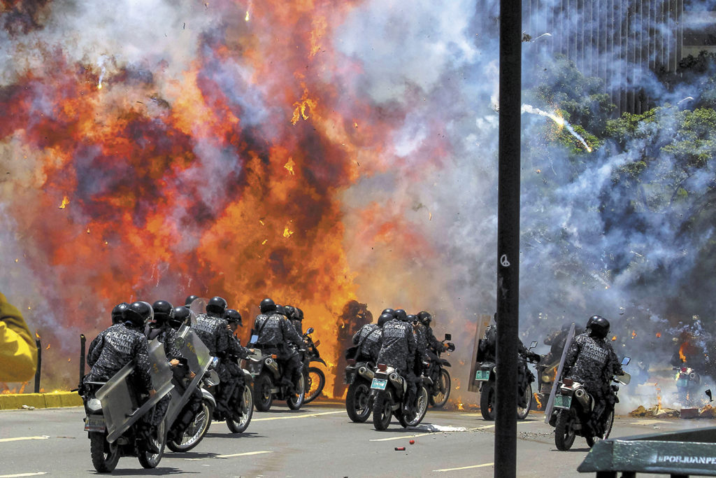 Durante la jornada de protestas de quienes se oponen a la Constituyente, se produjo una explosión en medio de varios policías motorizados ayer en las inmediaciones de la Plaza Altamira de Caracas (Venezuela) que dejó siete agentes heridos. La Prensa/ EFE/Miguel Gutiérrez