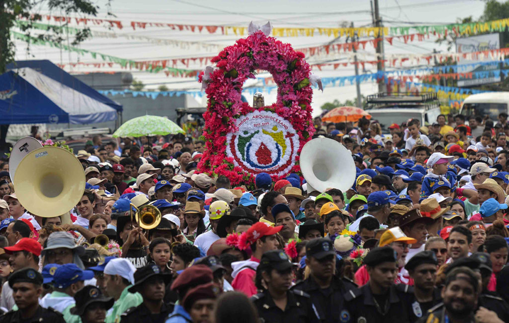 Santo Domingo salió de la iglesia de Las Sierritas e inicia su peregrinaje a las 6:30 am. LA PRENSA / Jader Flores.
