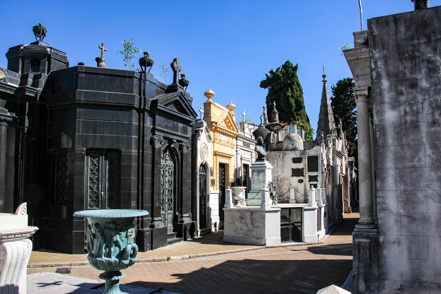 Decenas de bóvedas en el Cementerio La Recoleta son consideradas patrimonio nacional. LA PRENSA / Thinkstock