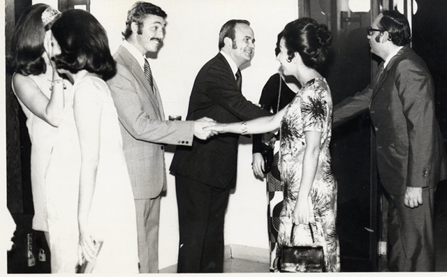 En esta histórica foto el rector Ernesto Cruz recibe a nuevos estudiantes en el INCAE. LAPRENSA/Cortesía Ernesto Cruz