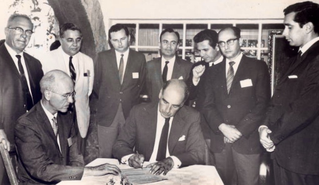 Firma de convenio de ayuda financiera con UDSAID. El firmante es Francisco de Sola y el último de la derecha, Ernesto Regalado Dueñas, secuestrado y asesinado por una organización guerrillera. LAPRENSA/Cortesia E. Cruz