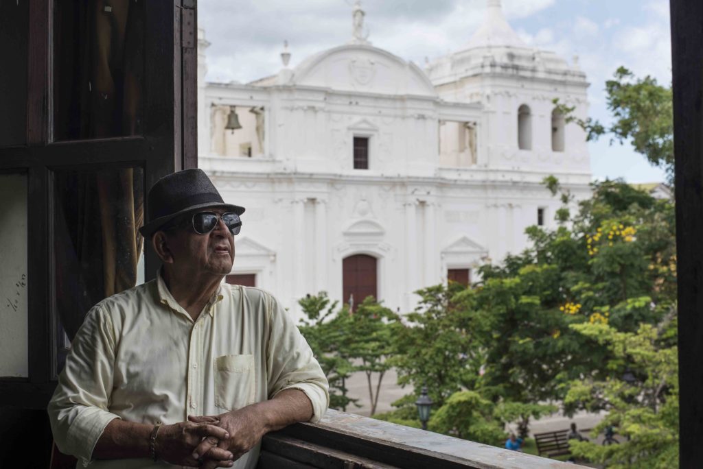 Además de declamador, don Carlos Rodríguez, también escribe poesía. Están preparando un libro donde recopila todas sus poesías. LAPRENSA/ ÓSCAR NAVARRETE