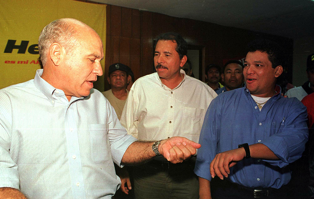 Herty Lewites como alcalde de Managua junto a Daniel Ortega (c) y Evertz Cárcamo (d), vicealcalde. LA PRENSA / Cortesía: archivo personal de Óscar Navarrete.