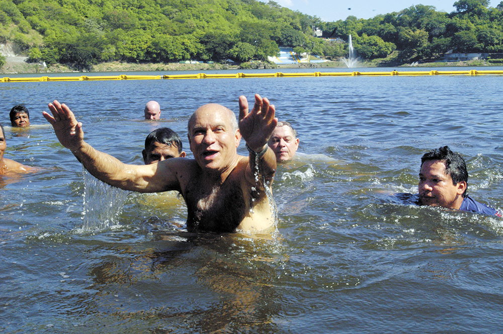 Para mostrar su plan de sanar la laguna de Tiscapa, Herty Lewites se baña en ella. LA PRENSA / Archivo