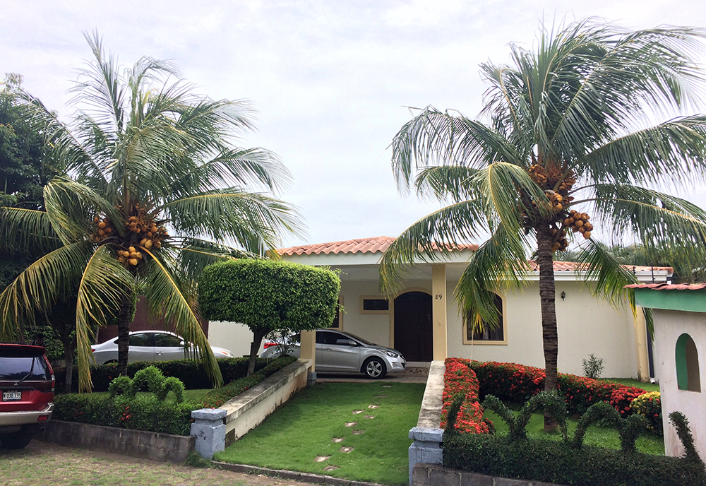 Esta es la casa de habitación de Carmen García, segunda esposa y viuda de Herty Lewites. Está ubicada en un residencial en la tercera entrada de Las Colinas, en Managua. LA PRENSA / Fabrice Le Lous