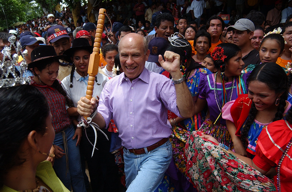 Lewites baila entre una muchedumbre que lo vitorea. LA PRENSA / Cortesía: archivo personal de Óscar Navarrete