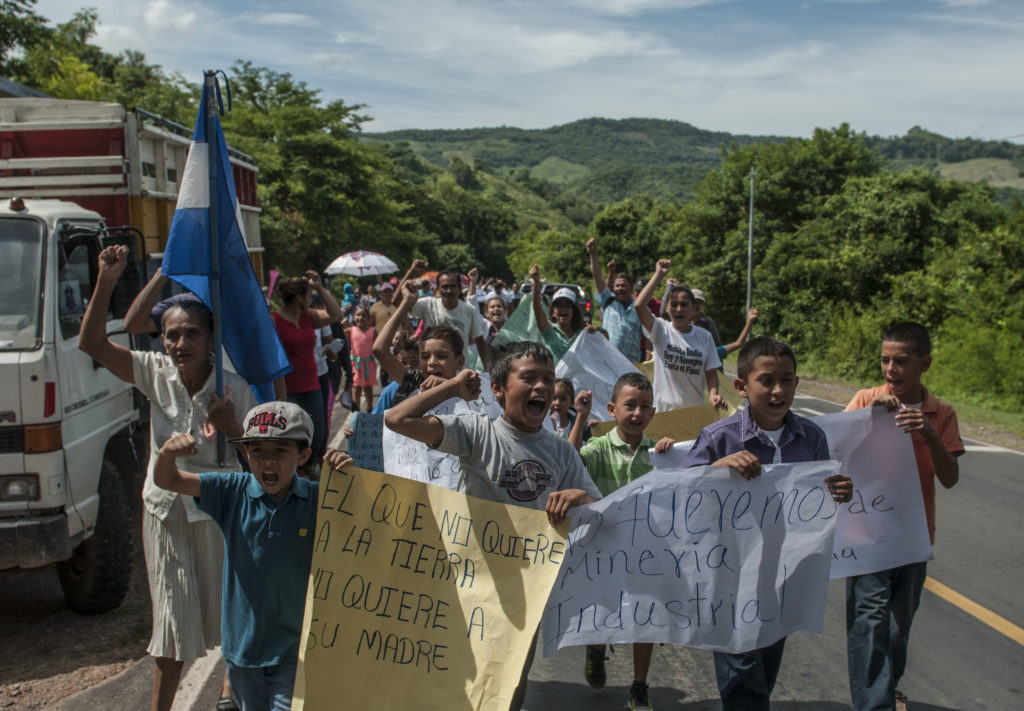 En la marcha también participaron niños, hijos de los mineros artesanales de Mina La India. (La Prensa/ Wilmer López).