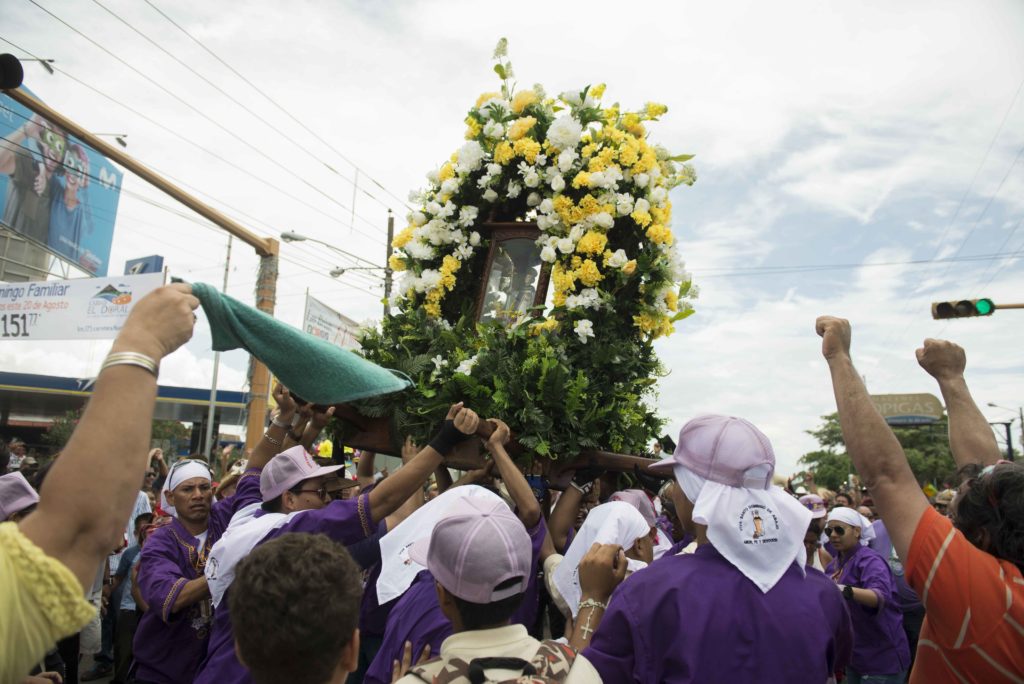 Santo Domingo de Abajo va camino a su casa en Ciudad Sandino. LA PRENSA/ Uriel Molina.