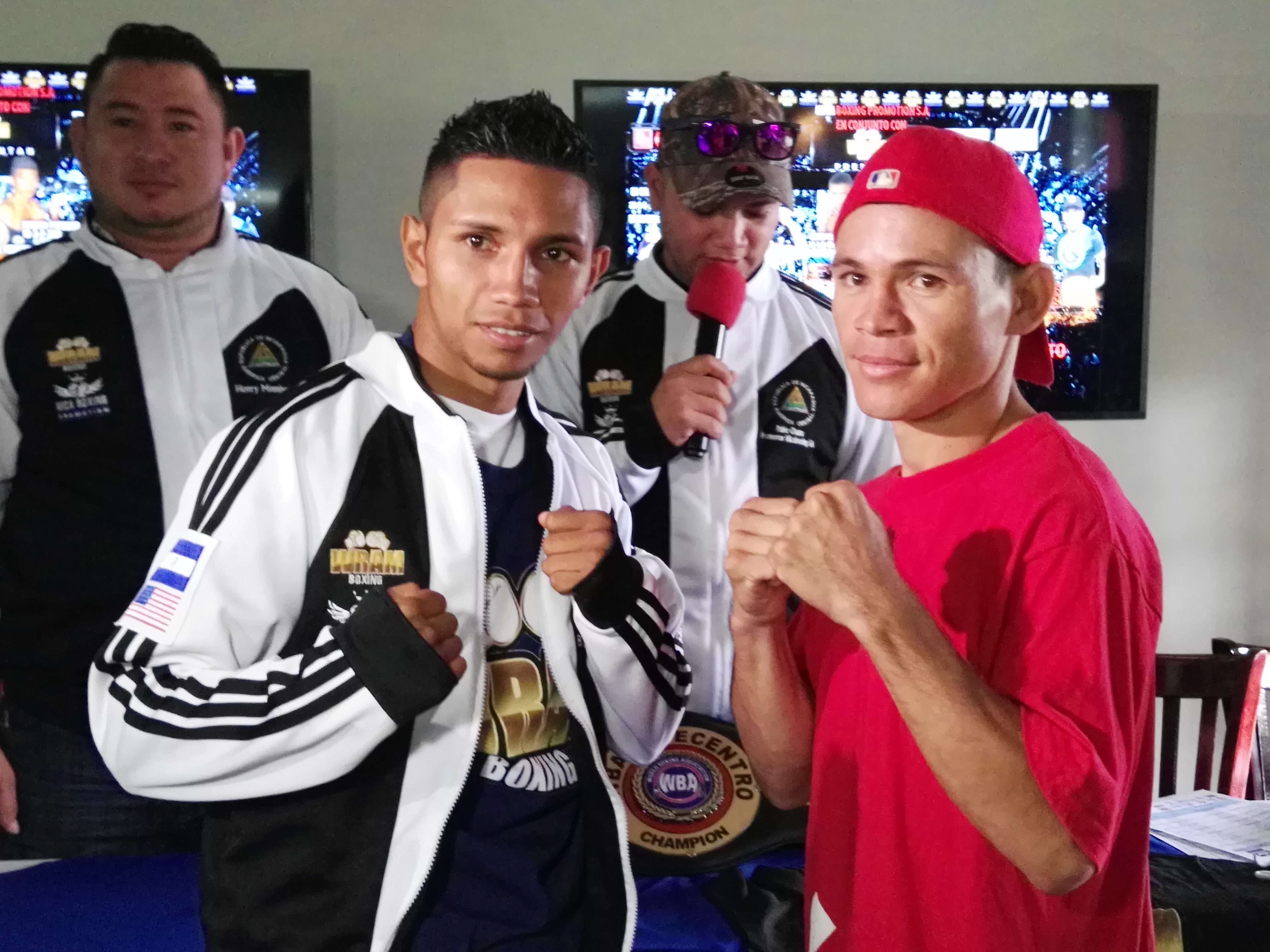 El ex campeón mundial Byron "El Gallito" Rojas en el cara a cara con Nelson Luna, su rival del próximo 25 de agosto en Managua. Foto: LA PRENSA/ Bayron Saavedra