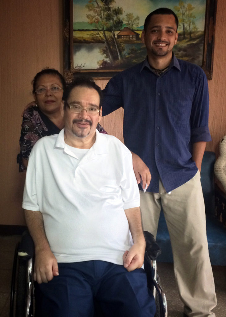 El matrimonio con uno de sus hijos, Allan, que es biólogo.
