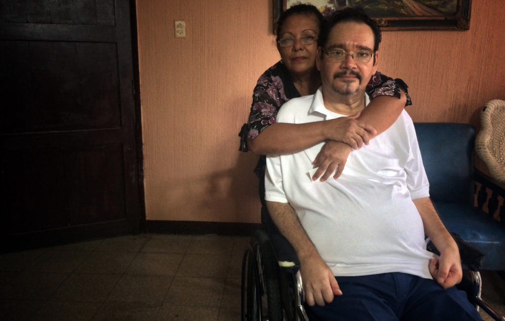 José Antonio Gutiérrez junto a su esposa, Alicia Rodríguez. LA PRENSA / Fabrice Le Lous