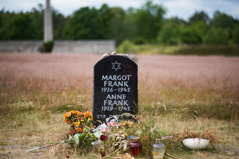 Una lápida en memoria de las hermanas Margot y Ana Frank en el campo de concentración de Bergen-Belsen, en el centro de Alemania, en una imagen del 21 de junio de 2017 LA PRENSA/ AFP/Archivos / Nigel Treblin