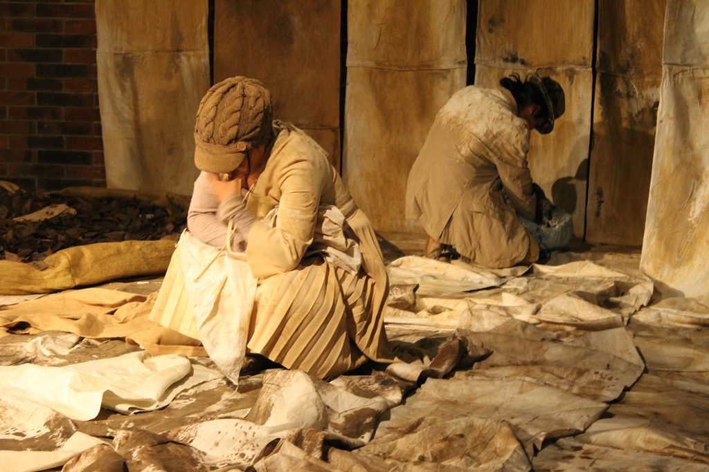 Esta obra envía su mensaje social: asumir la vida y el trabajo con dignidad, porque el pasado cercado solo les recuerda relatos escabrosos de guerras y migraciones. LAPRENSA/CORTESÍA