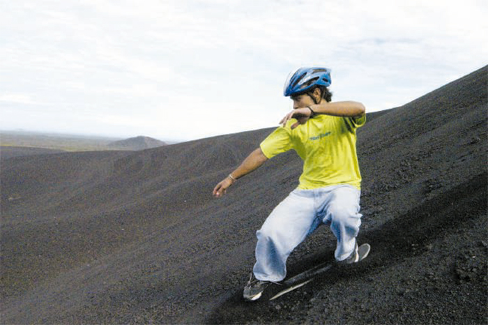 Una de las atracciones de escalar el volcán Cerro Negro es descenderlo en tablas. LAPRENSA/ ARCHIVO