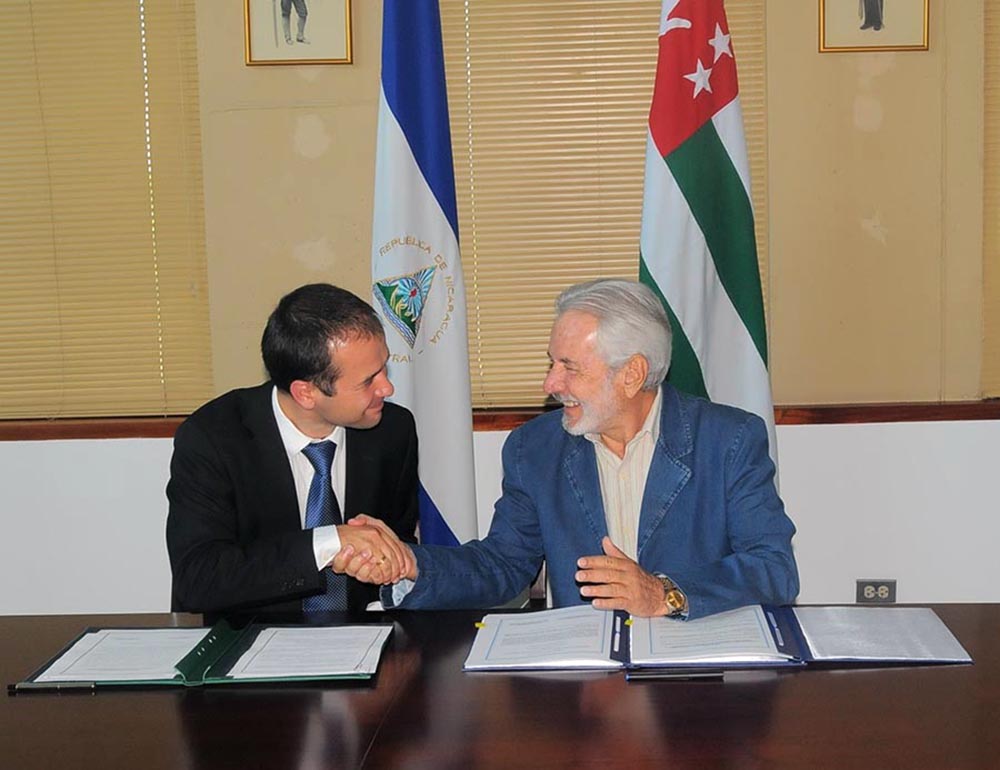Canciller de Nicaragua, Samuel Santos López junto a Maxim Gbindzhia, Viceministro de Relaciones Exteriores de Abjasia, un comunicado estableciendo relaciones diplom·ticas entre ambos paises. CORTESÍA/LA PRENSA