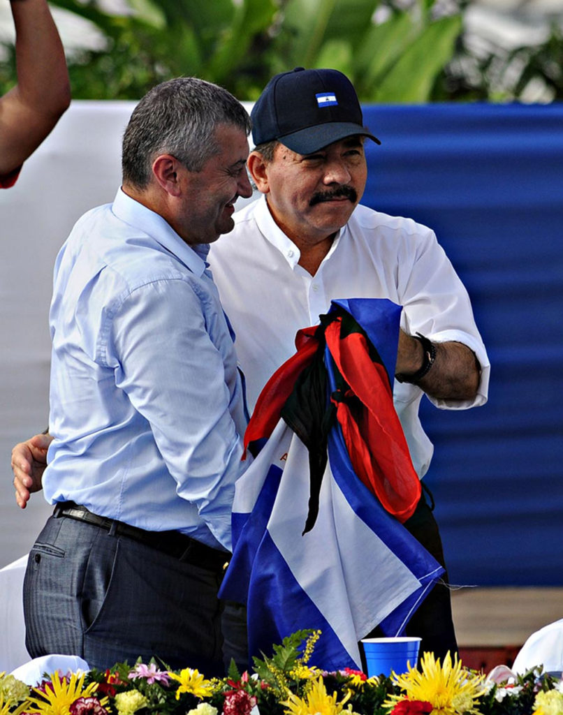 El presidente designado por el Consejo Supremo Electoral de Nicaragua, Daniel Ortega junto al presidente de Ossetia del Sur, Eduard Kokoity. AFP PHOTO/Elmer MARTINEZ