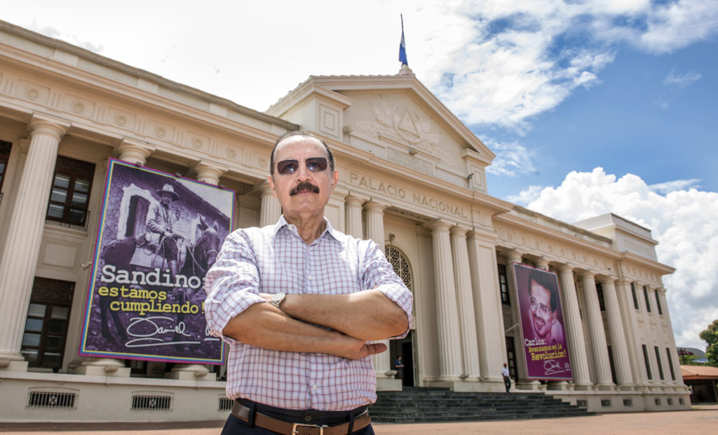 Hugo Torres Jiménez posa frente al Palacio Nacional en 2017. Hace 39 años, en agosto de 1978, él y 24 guerrilleros sandinistas lo asaltaron y obligaron a Anastasio Somoza Debayle a ceder ante sus peticiones. LA PRENSA/ÓSCAR NAVARRETE